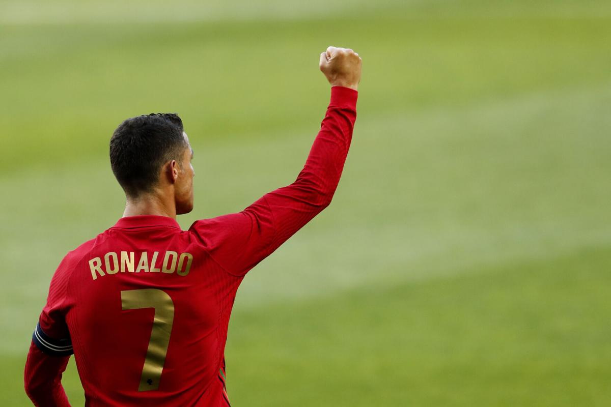 Doanh thu từ sân cỏ của Cristiano Ronaldo rất ấn tượng