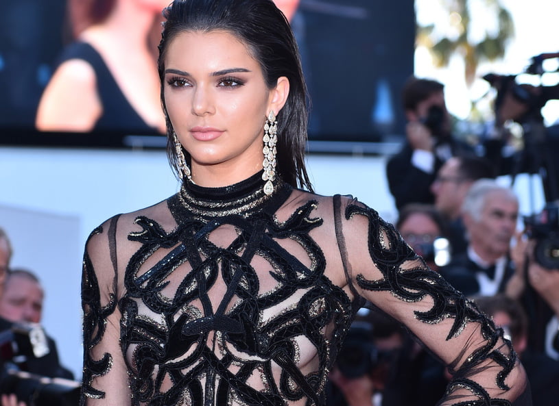Người mẫu Kendall Jenner ấn tượng phong cách mặc đồ cut-out táo bạo