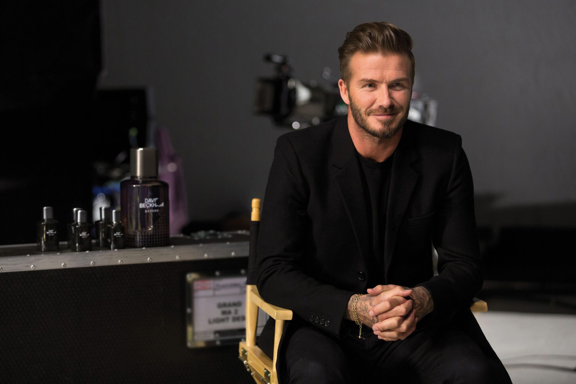 David Beckham từng kí tặng lên bàn tọa của fan nữ