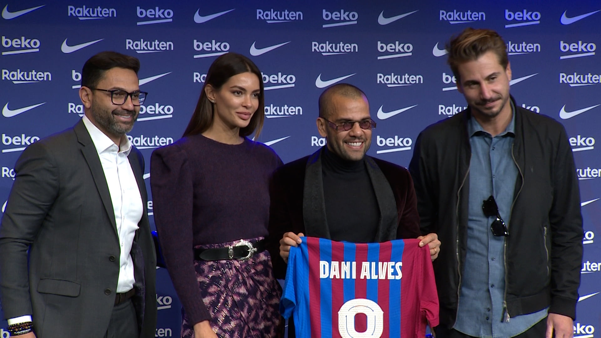 Dani Alves và Joana Sanz tham gia sự kiện ra mắt của Barca