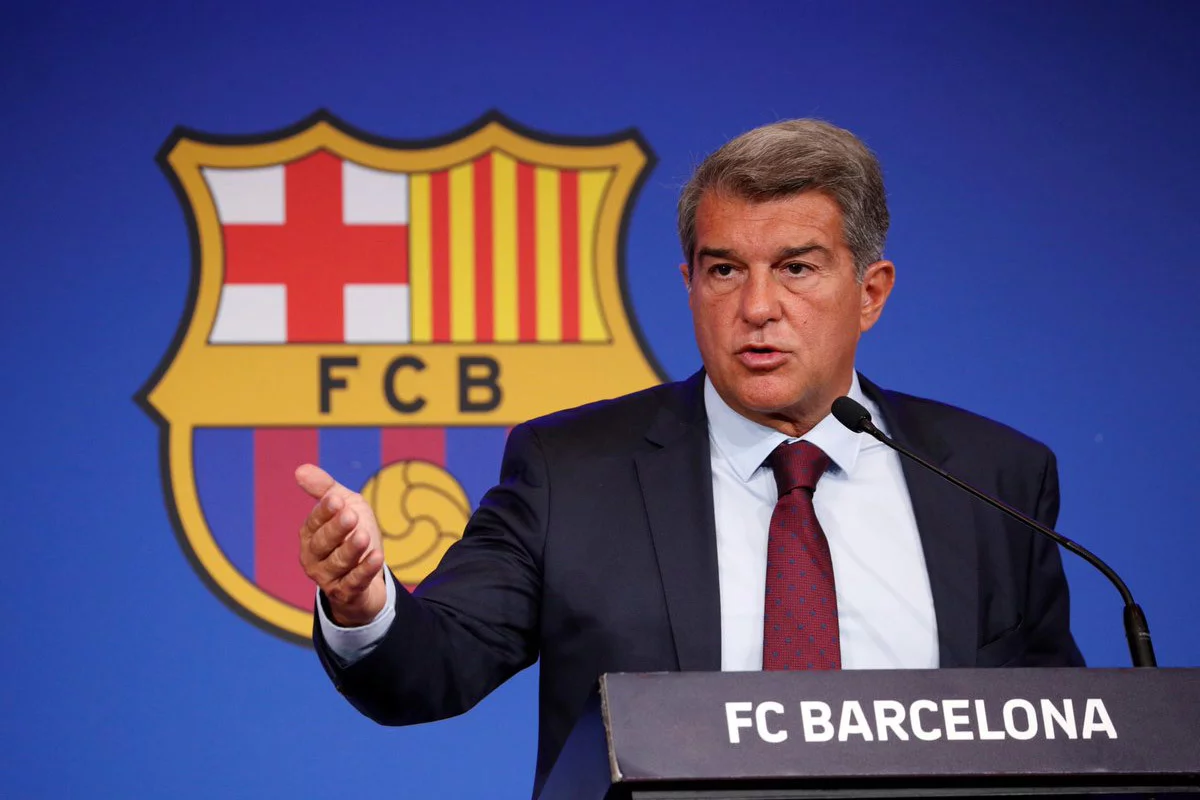 Joan Laporta vừa đưa ra phát biểu về việc Barcelona có thể tái ngộ với Lionel Messi và Andres Iniesta