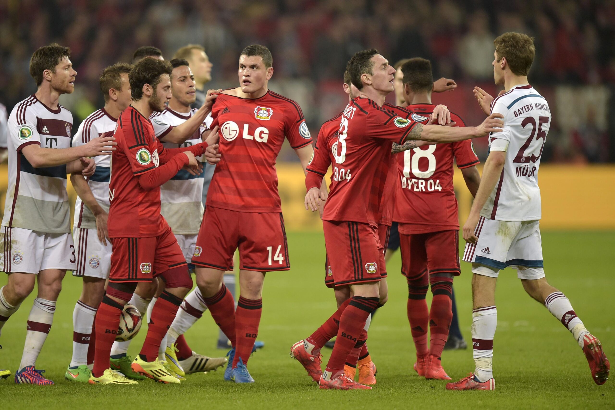 Lewandowski hủy diệt Bayer Leverkusen và lập kỷ lục đáng nể